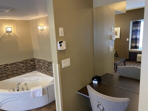 Deluxe Suite, 1 Queen Bed, Non Smoking, Hot Tub | Private spa tub - Microtel Inn & Suites by Wyndham Timmins (Timmins)