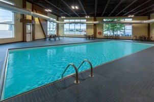Una piscina techada, sillones reclinables de piscina