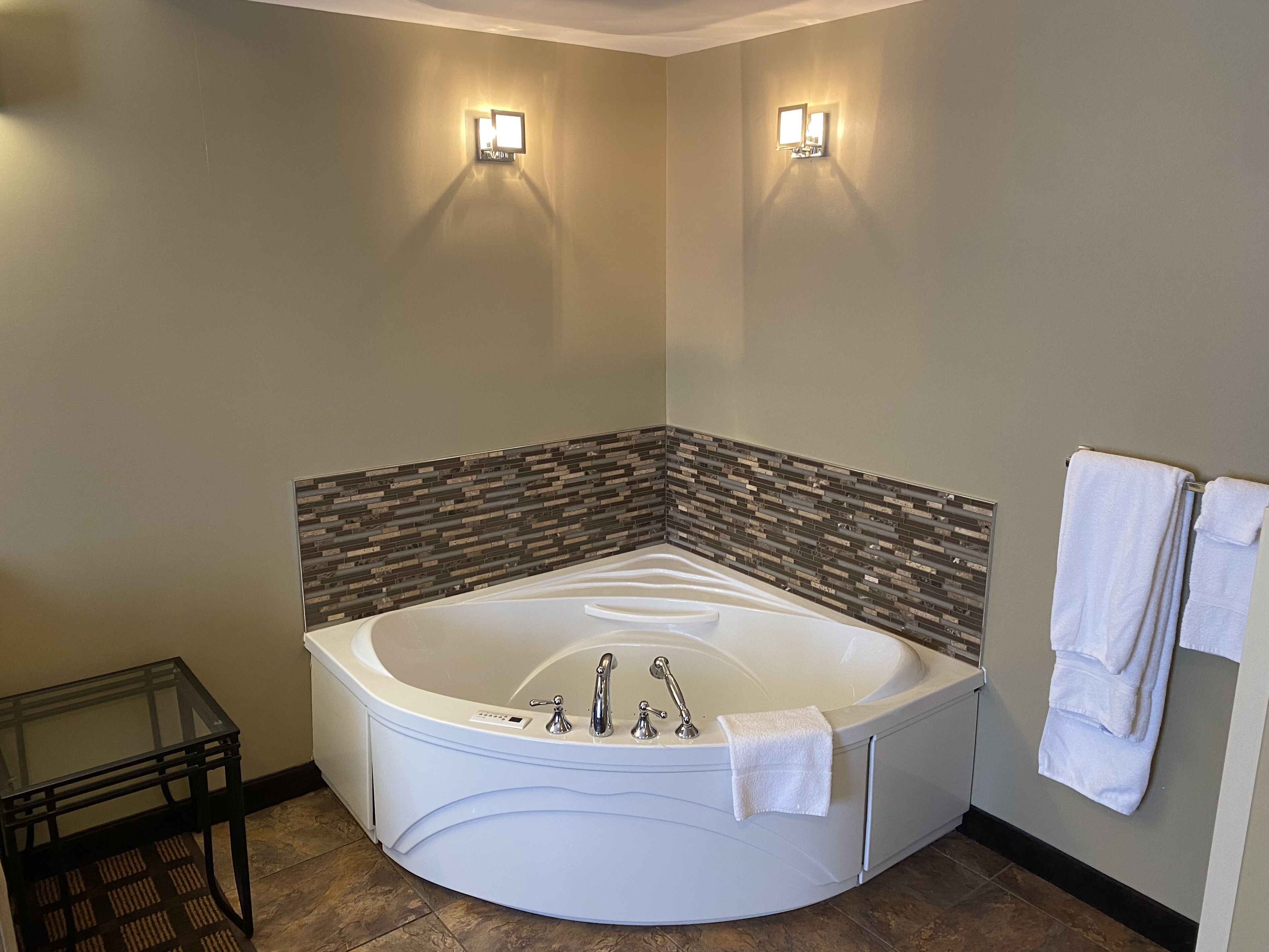 deluxe suite, 1 queen bed, non smoking, hot tub | private spa tub
