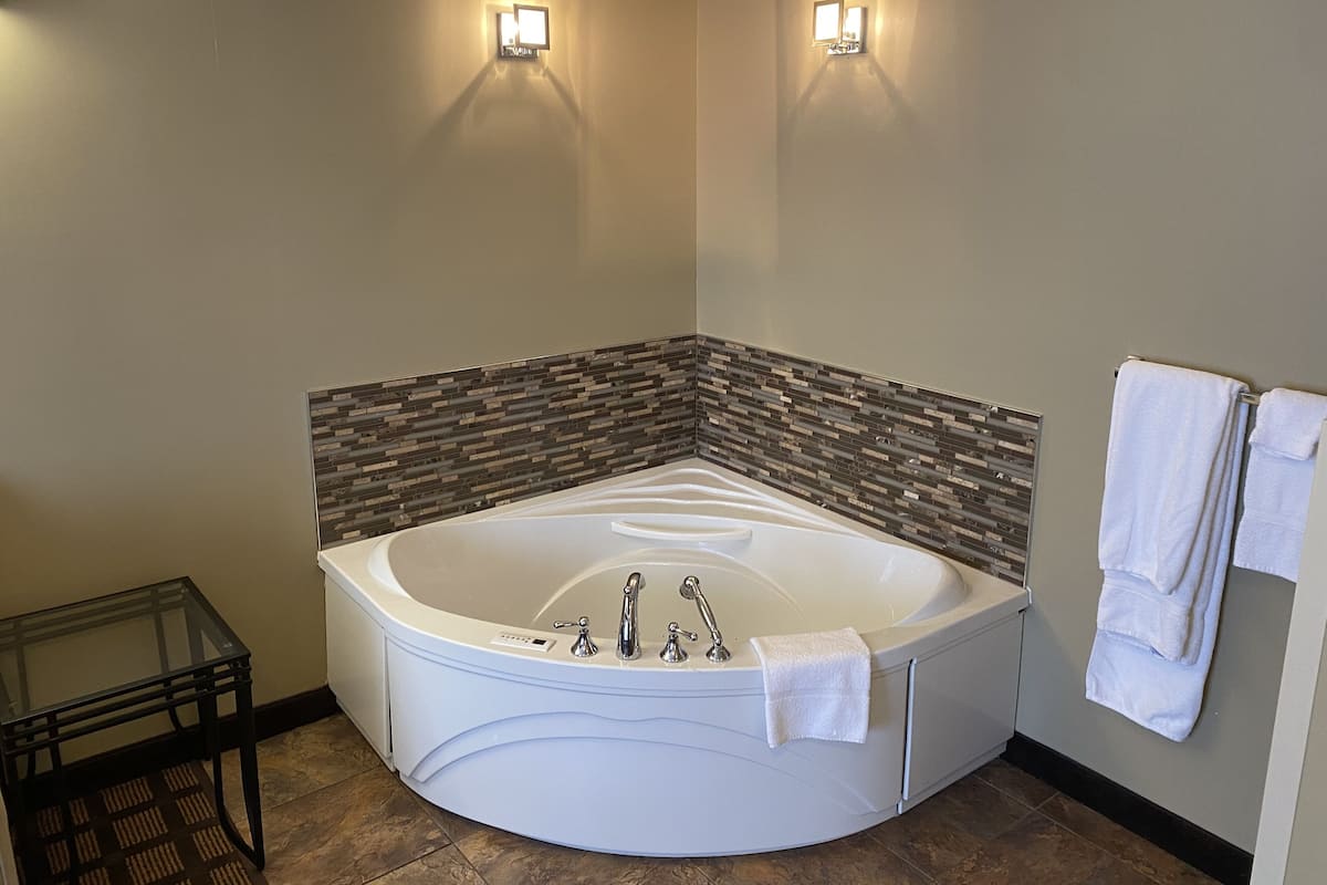 deluxe suite, 1 queen bed, non smoking, hot tub | private spa tub