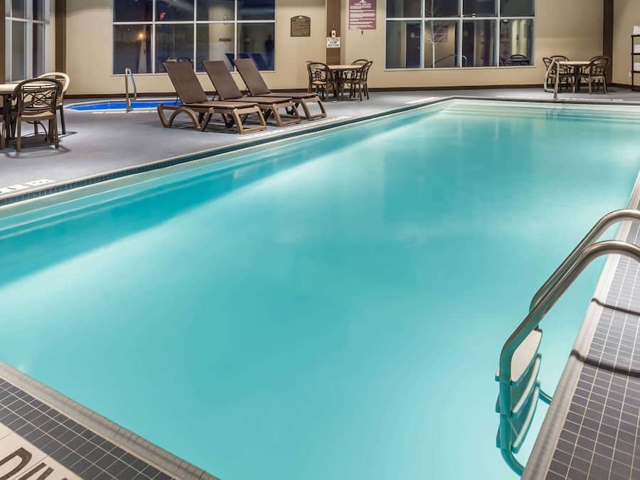 Indendørs pool, åben fra kl. 08.00 til kl. 22.00, liggestole