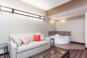 Suite Deluxe, 1 cama de matrimonio, no fumadores, bañera de hidromasaje | Escritorio y espacio para trabajar con un portátil