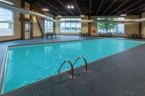 Una piscina techada, sillones reclinables de piscina