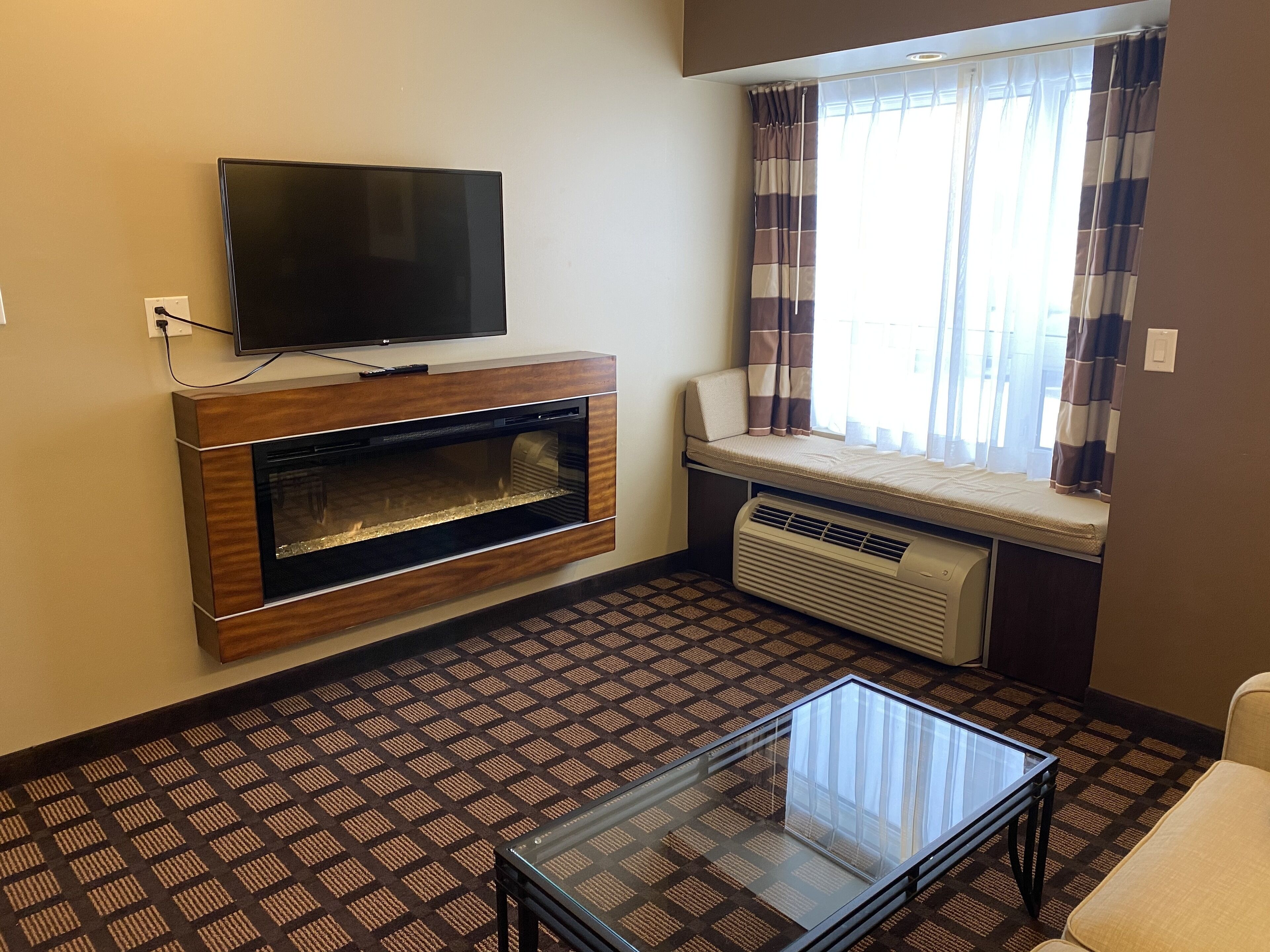 deluxe suite, 1 queen bed, non smoking, hot tub | living area | flat-screen tv