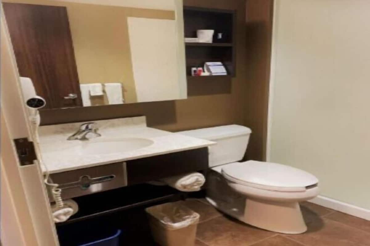 Baño | Regadera, secadora de cabello, toallas