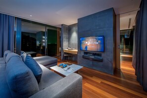 Three Bedroom Pool Villa Signature | 거실 공간 | 위성 채널 시청이 가능한 46인치 LED TV, TV, DVD 플레이어