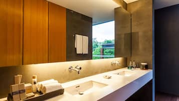 Une salle de bain moderne avec un long meuble-lavabo, deux vasques et un grand miroir.