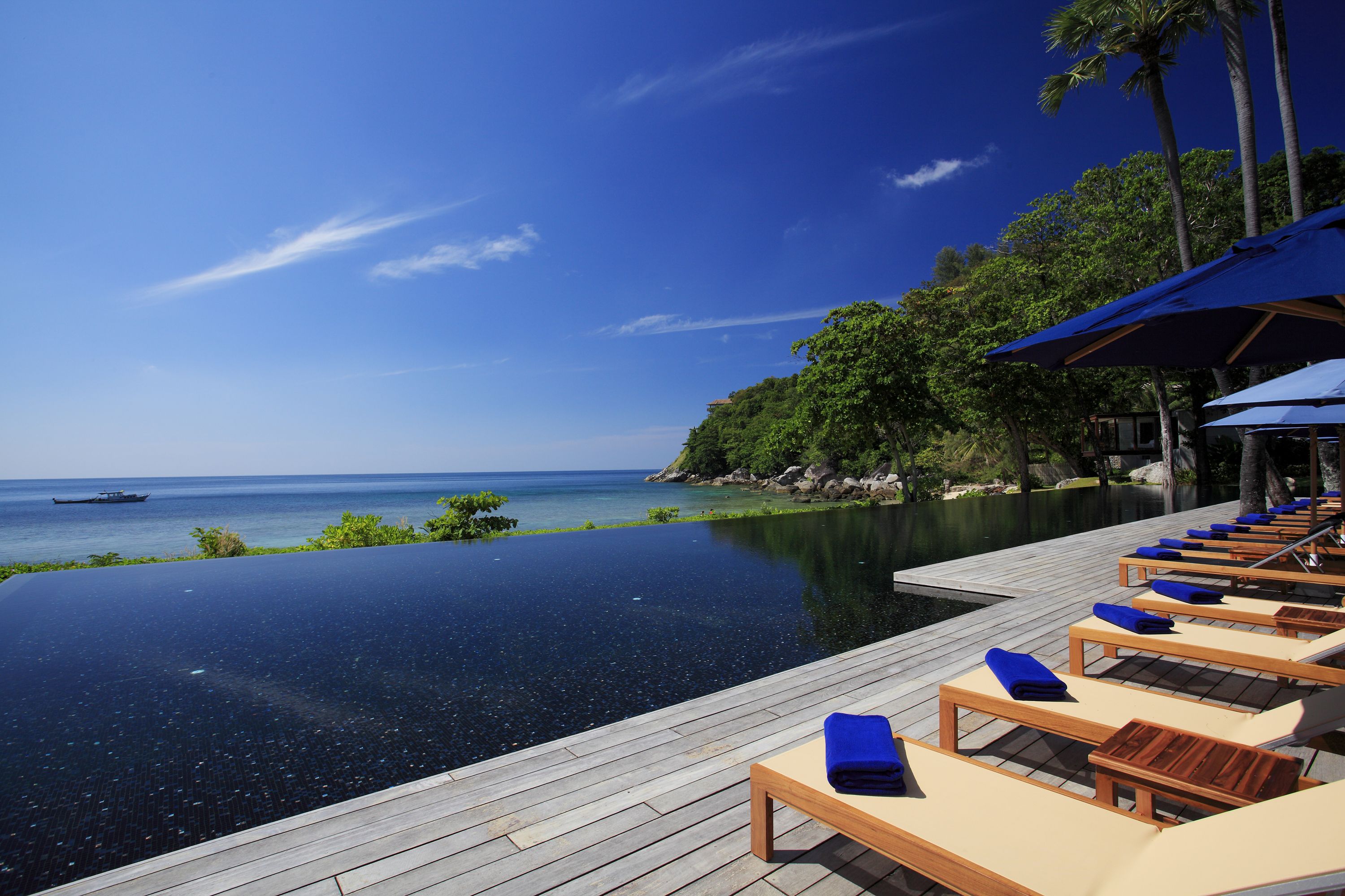 Utendørsbasseng, bassengparasoller og solsenger