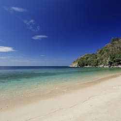 Playa privada, arena blanca, sillas reclinables de playa, sombrillas