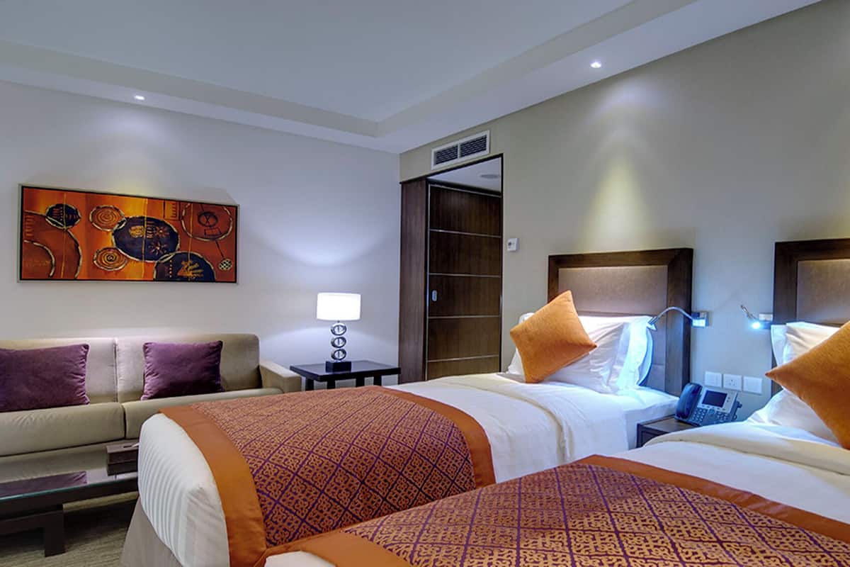 Minibar, caja de seguridad en la habitación y escritorio