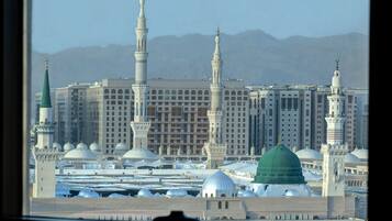 Vue d’un vaste complexe de mosquées, doté de plusieurs dômes et minarets, et entouré de bâtiments.