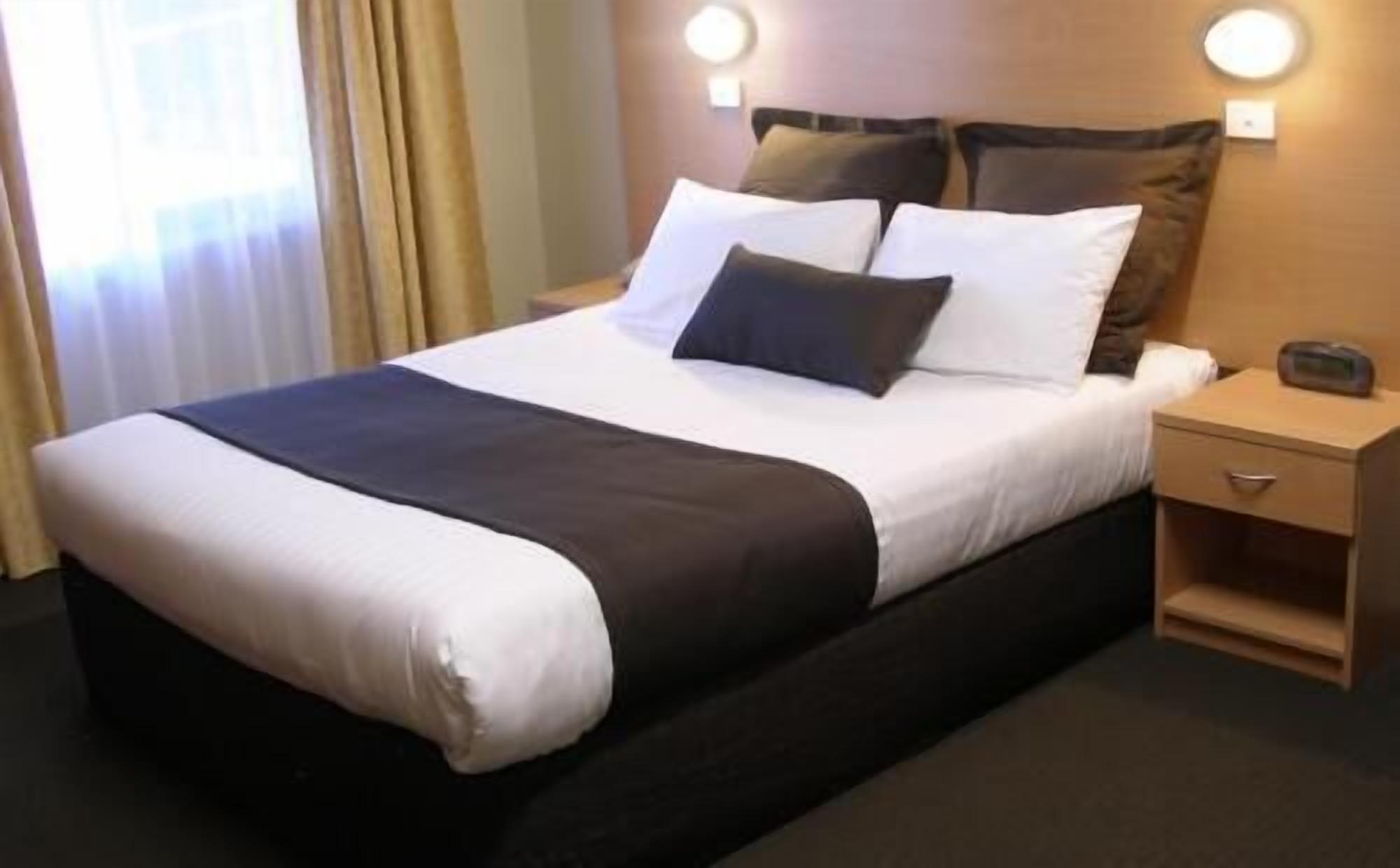 أغطية فراش متميزة وألحفة محشوة بالريش وبديكورات فريدة لكل غرفة ومكتب