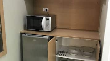 Queen Superior Room | Private kitchenette | Fridge, microwave, coffee/tea maker, electric kettle