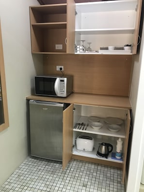 Queen Superior Room | Private kitchenette | Fridge, microwave, coffee/tea maker, electric kettle - Hideaway Motor Inn Armidale (Armidale)