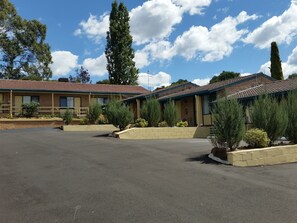 Front of property - Hideaway Motor Inn Armidale (Armidale)
