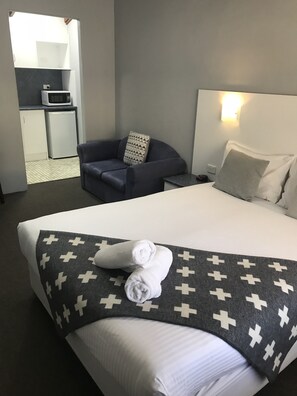 Queen Superior Room | Living area | Flat-screen TV