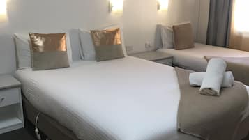 Phòng 2 giường đơn Superior | Bộ đồ giường cao cấp, chăn bông, trang trí khác biệt, bàn