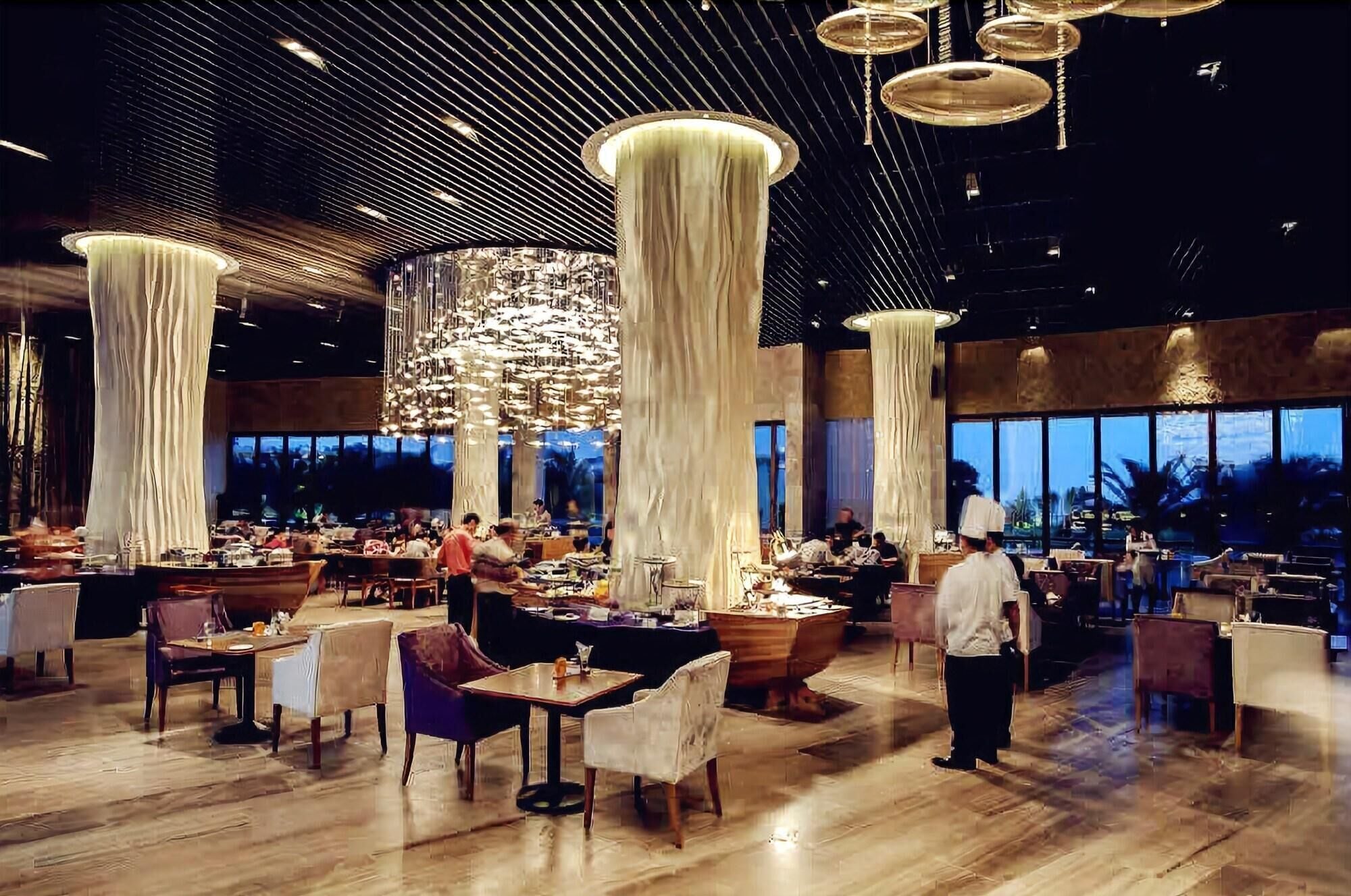 3 restaurantes; se sirve cocina internacional 