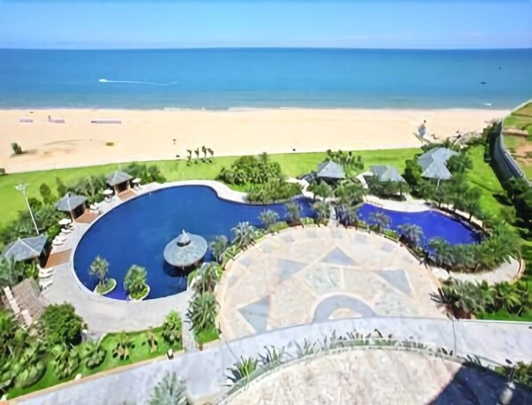 En säsongsöppen utomhuspool