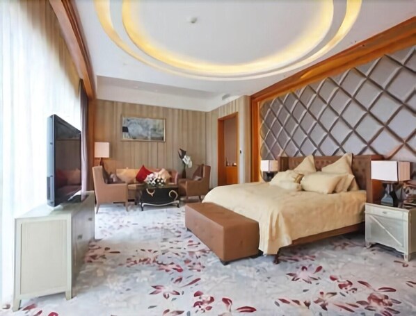 A hotel room with a bed, a TV, a desk, and a chair. - Days Hotel Suites by Wyndham Yangjiang (Yangjiang)