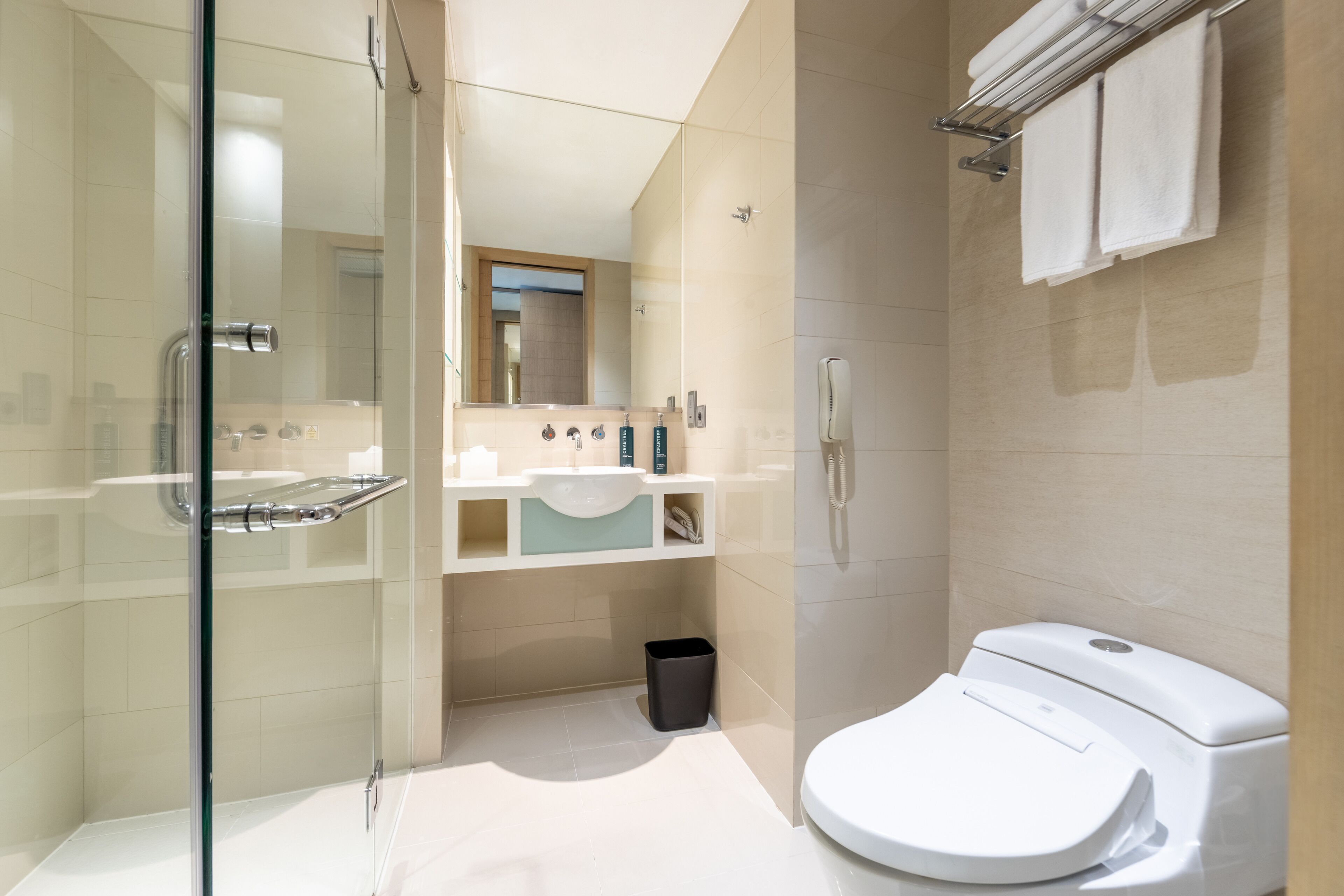 Amenidades de baño gratuitas, secadora de cabello, pantuflas, bidet 
