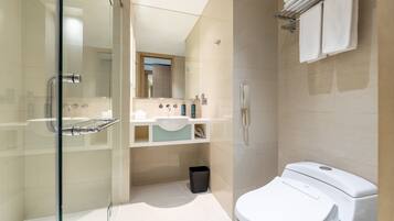Amenidades de baño gratuitas, secadora de cabello, pantuflas, bidet
