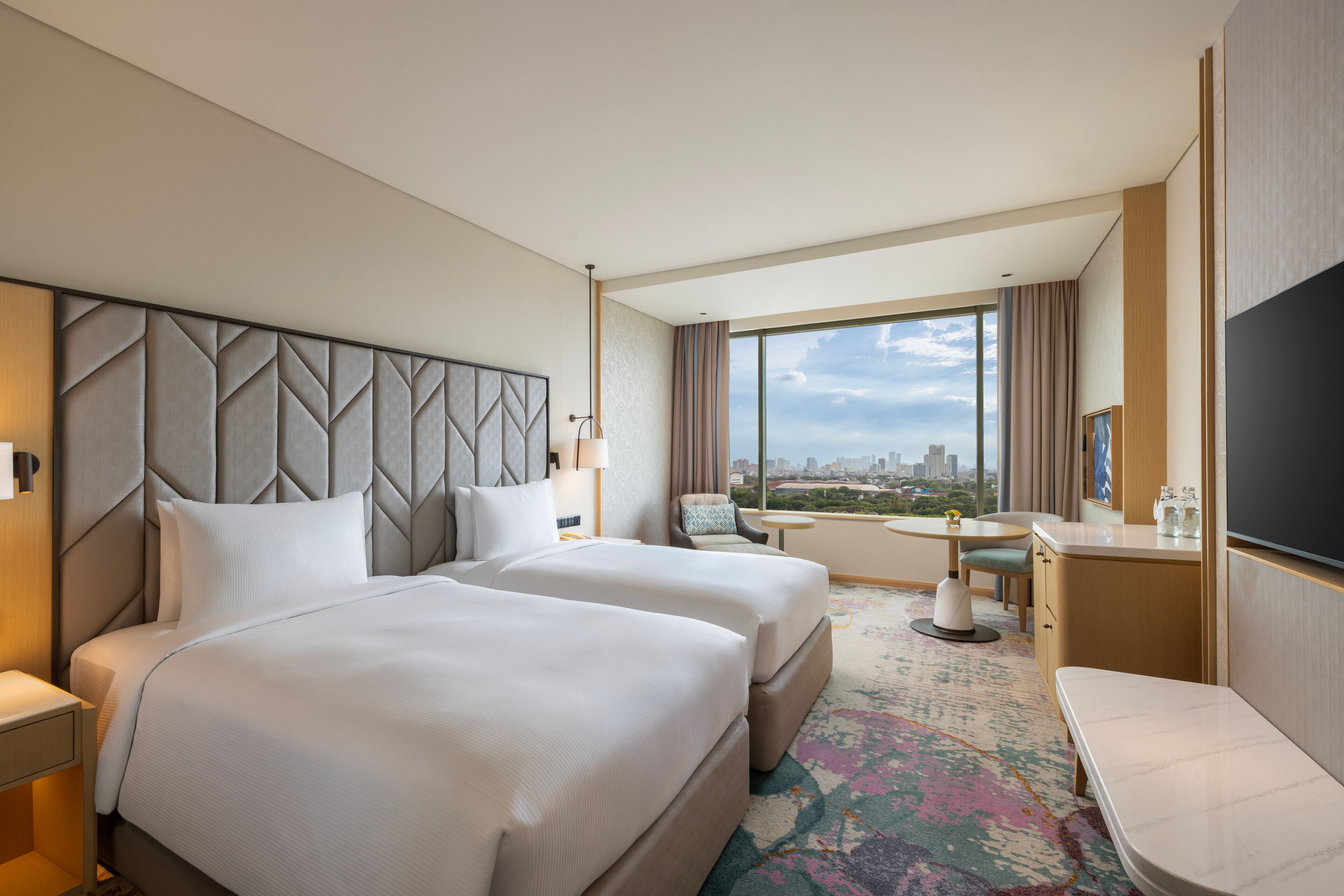 Peti besi dalam bilik, meja, ruang kerja komputer riba 