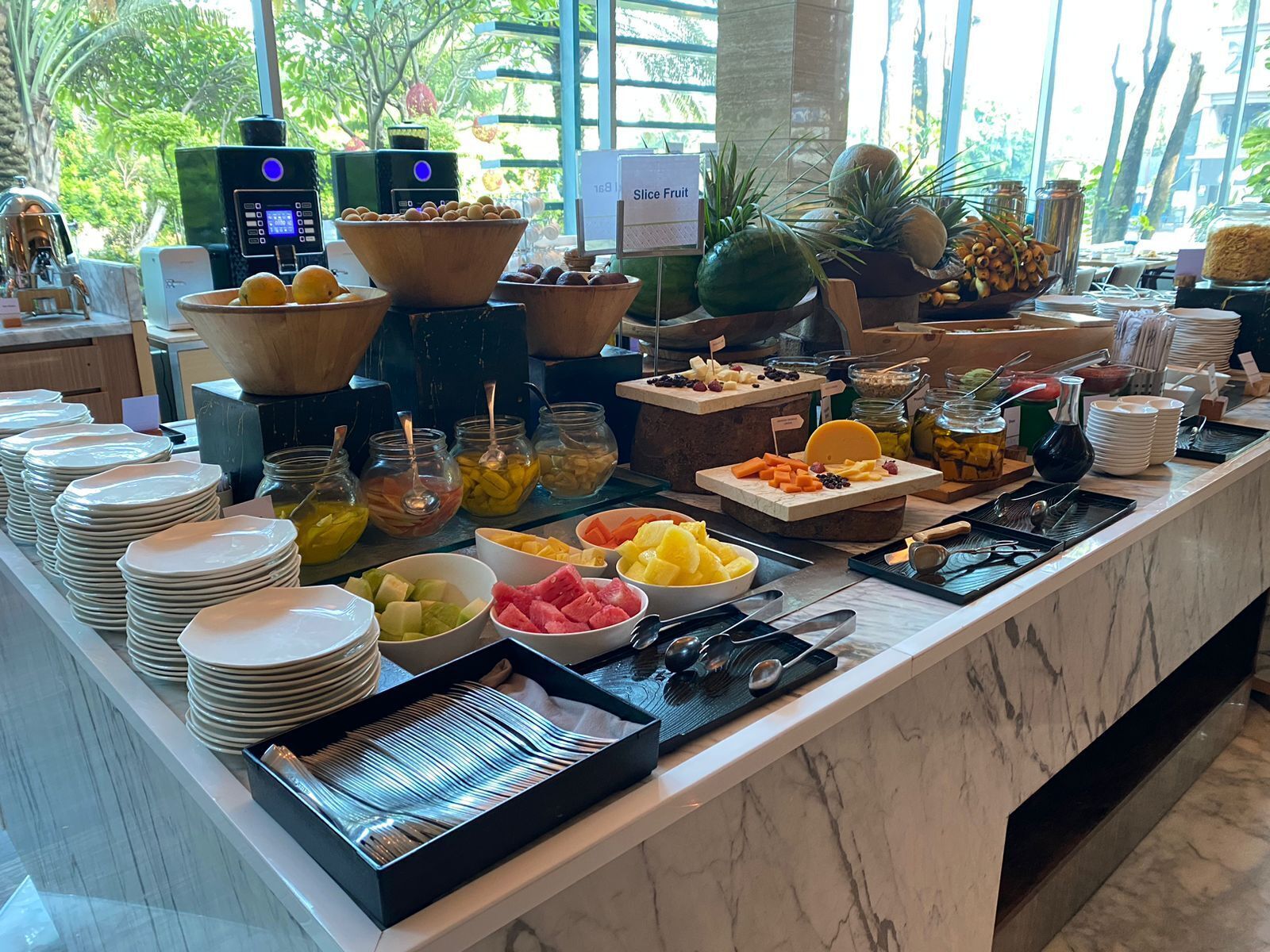 Serveert ontbijt, lunch en diner