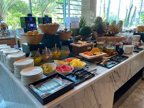 Serveert ontbijt, lunch en diner