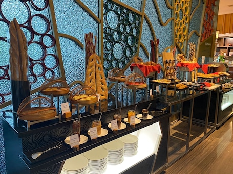 Kahvaltı, öğle yemeği ve akşam yemeği sunulur