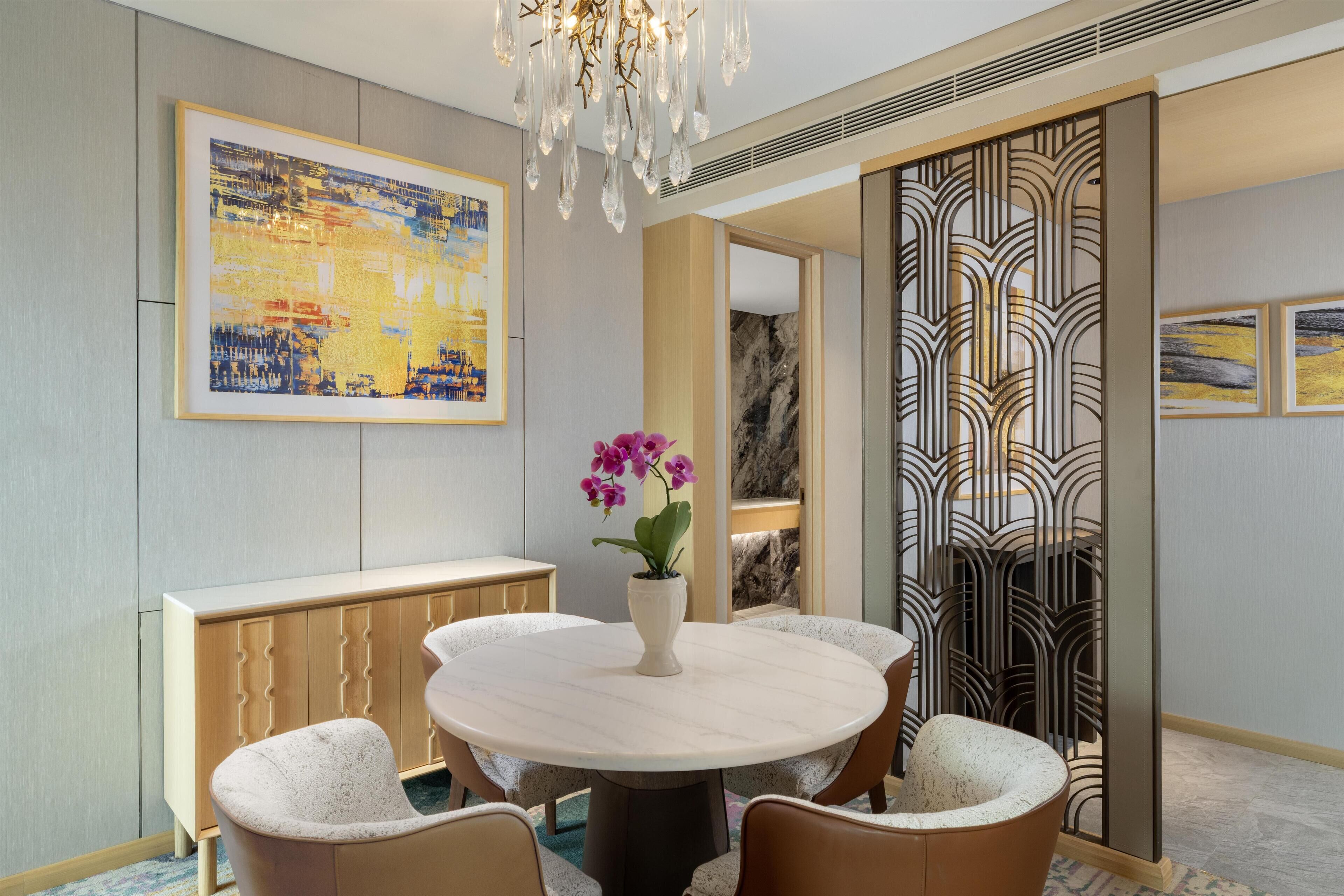 Suite Premium, 1 cama King size, balcón | Caja de seguridad en la habitación y escritorio 