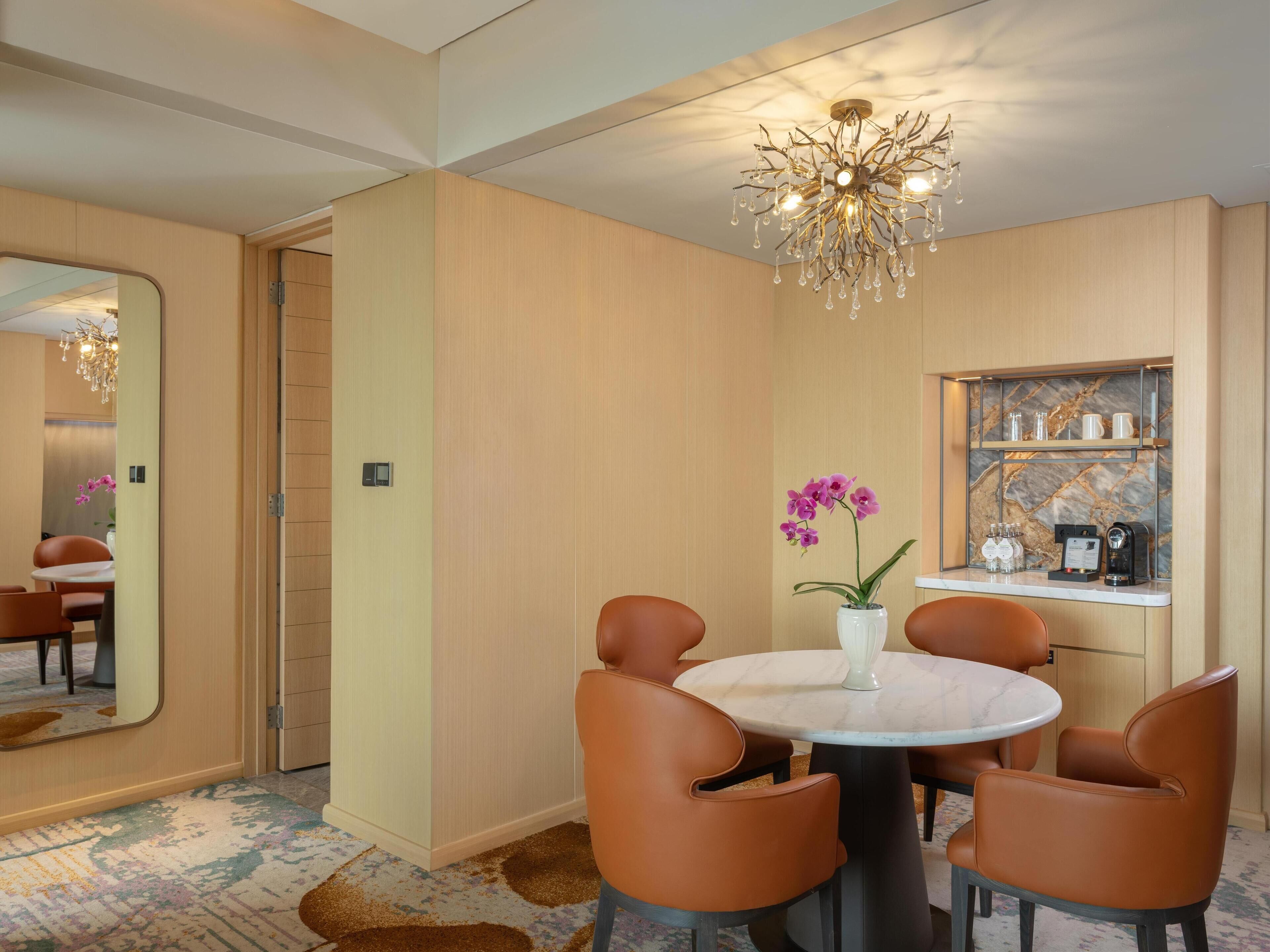 Suite Deluxe, 1 cama King size | Caja de seguridad en la habitación y escritorio 