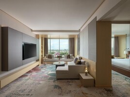 Suite Deluks, 1 Tempat Tidur King | Area keluarga | Televisi 32-inci dengan saluran TV satelit