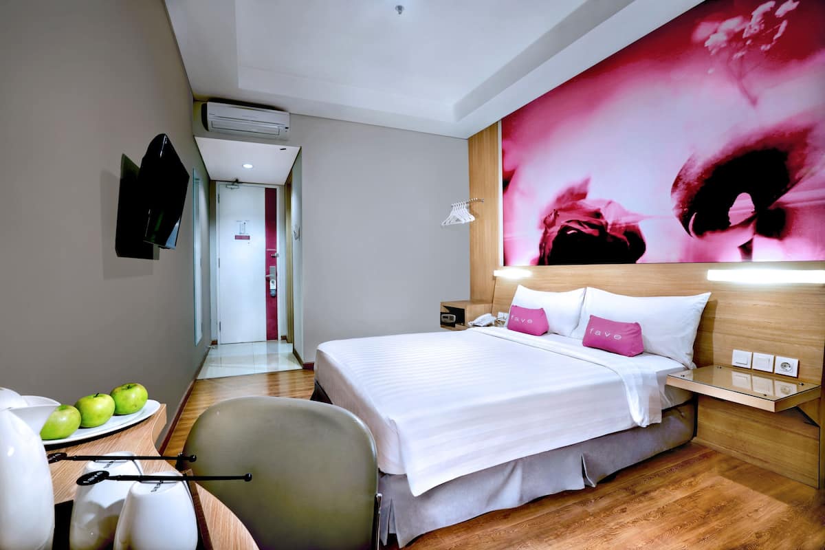 Faveroom | Brankas, meja kerja, Wi-Fi gratis, dan seprai linen