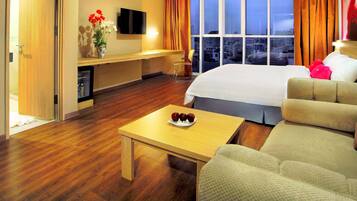 Brankas, meja kerja, Wi-Fi gratis, dan seprai linen