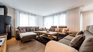 Apartment 6.5 Rooms, 2nd Floor | Desk, soundproofing, free cots/infant beds, rollaway beds