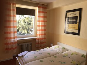 Kahden hengen huone, oma kylpyhuone | Silitysrauta/-lauta, ilmainen Wi-Fi, vuodevaatteet