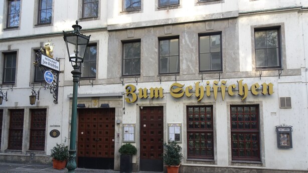 Un edificio con el letrero "Zum Schifferchen" que indica un restaurante.