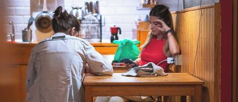 Habitación clásica con 2 camas individuales, baño compartido (with bunk beds) | Zona de estar