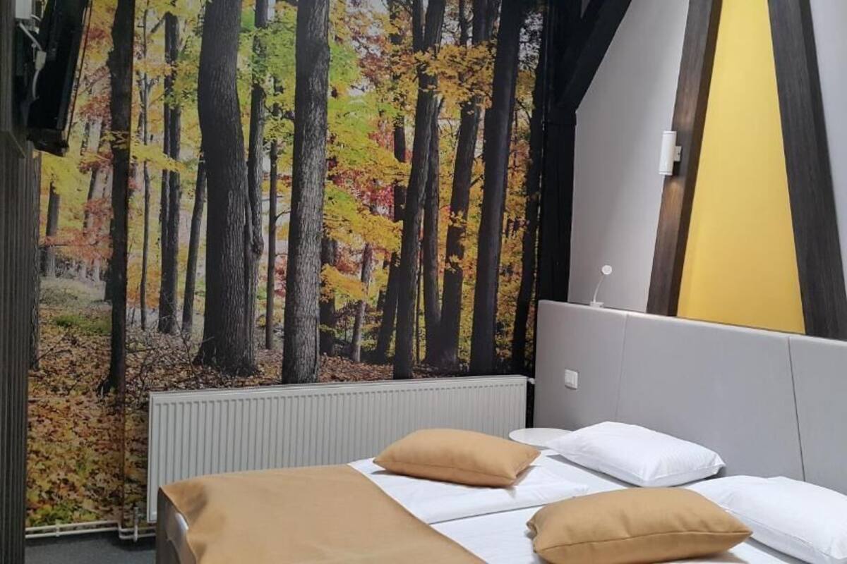 Familierom, privat bad | Senger med Select Comfort-madrass, safe på rommet og blendingsgardiner