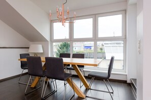 Suite – deluxe, 2 soverom, terrasse (incl. 39€ cleaning fee) | Spiseområde på rommet