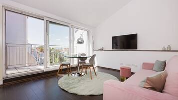Deluxe Studio, Terrace (incl. 29€ cleaning fee) | Living room | Flat-screen TV