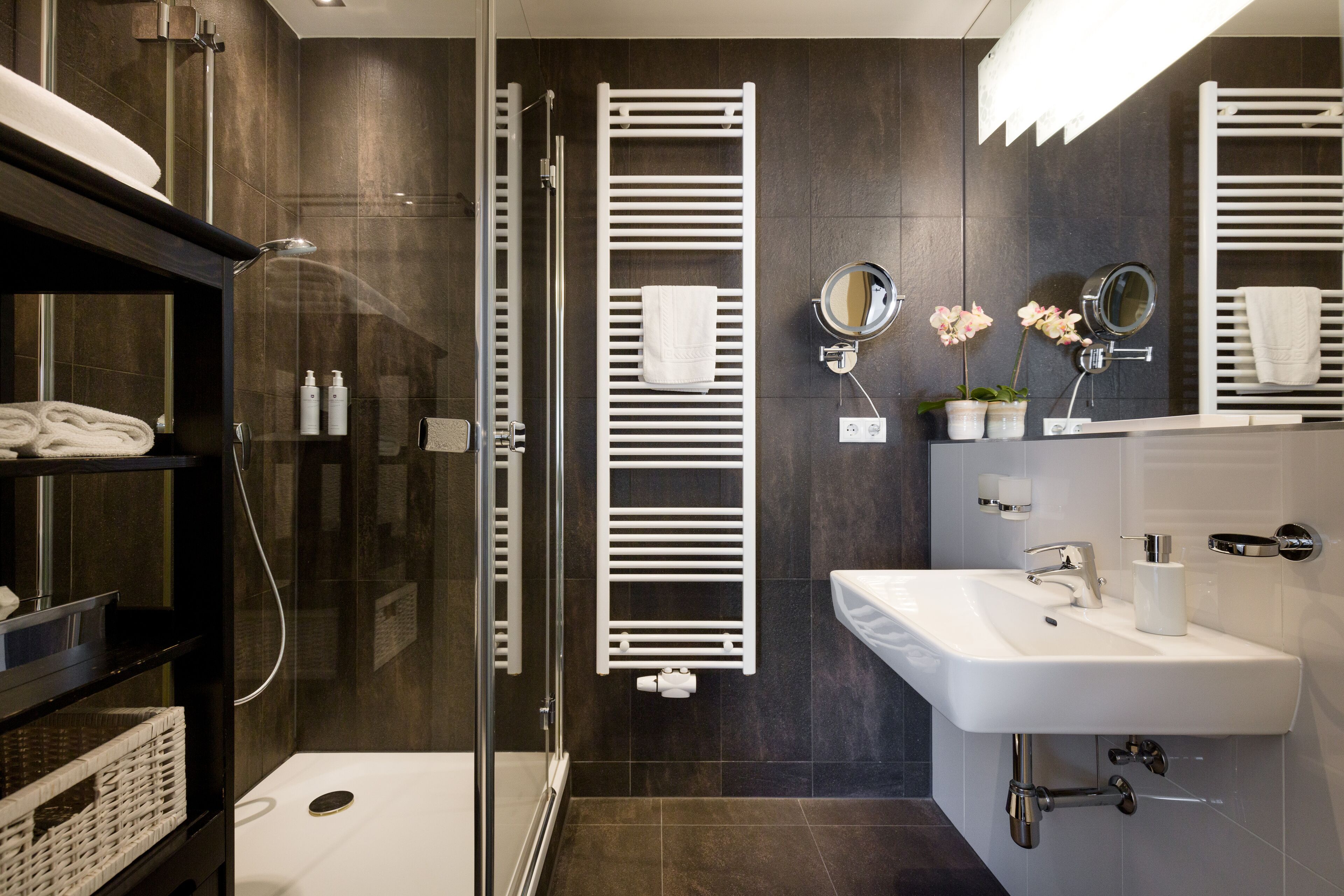 Deluxe Studio Penthouse | Badezimmer | Dusche, Designer-Toilettenartikel, Haartrockner, Handtücher