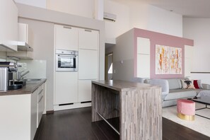 Suíte luxo, 2 quartos, terraço (incl. 39€ cleaning fee) | Cozinha privada | Geladeira grande, micro-ondas (mediante solicitação), fogão, cooktop