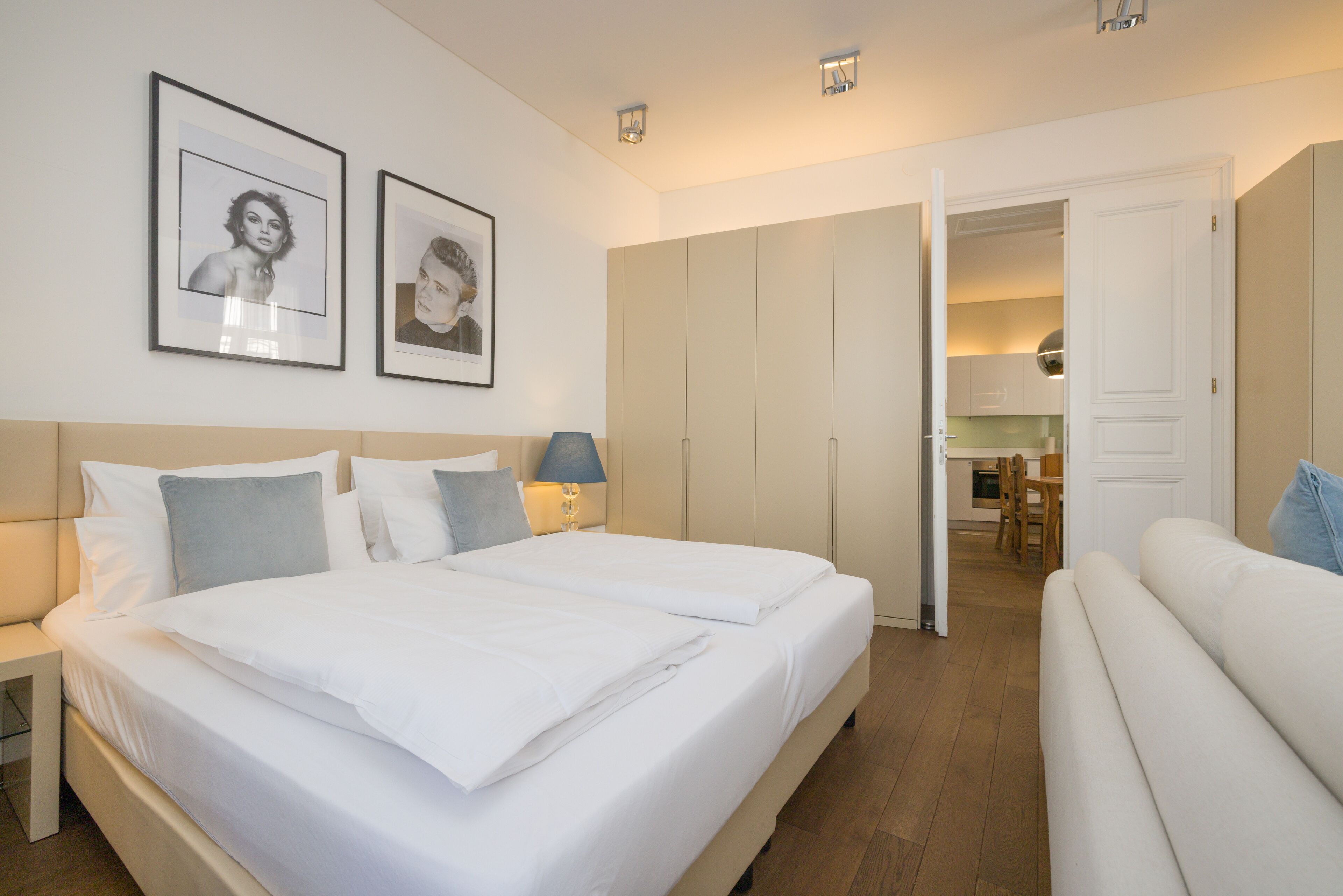 أغطية فراش متميزة وأسرّة بإسفنج يتكيف مع شكل الجسم وخزنة داخل الغرفة