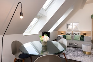 Deluxe Studio Penthouse | Living area | Flat-screen TV - Rafael Kaiser Premium Apartments (Vienna)