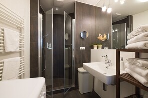 Deluxe Apartment, 2 Bedrooms (incl. 39€ cleaning fee) | Bathroom shower - Rafael Kaiser Premium Apartments (Vienna)