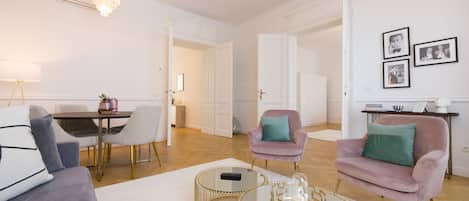 Executive Suite, 2 Bedrooms (incl. 39€ cleaning fee) | Living room