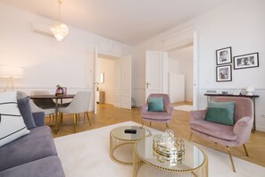 Suite – executive, 2 soverom (incl. 39€ cleaning fee) | Oppholdsrom | Flatskjerm-TV
