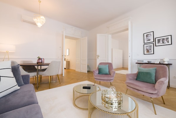 Executive Suite, 2 Bedrooms (incl. 39€ cleaning fee) | Living room | Flat-screen TV - Rafael Kaiser Premium Apartments (Vienna)